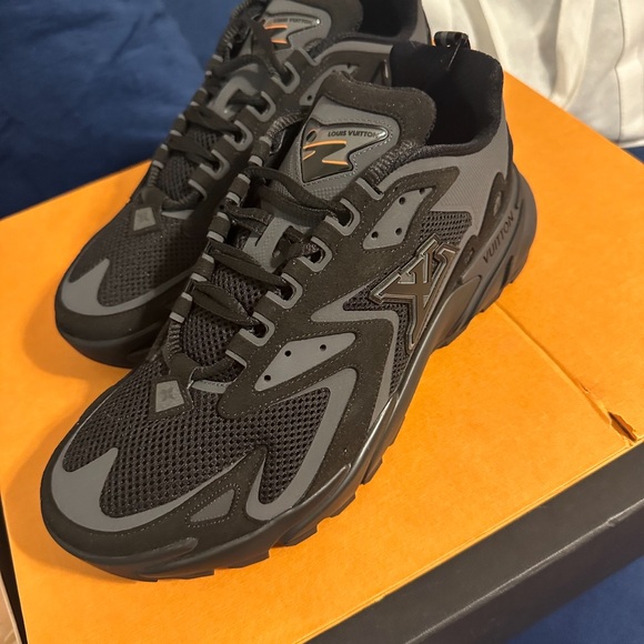 LOUIS VUITTON sneakers - Picture 2 of 4